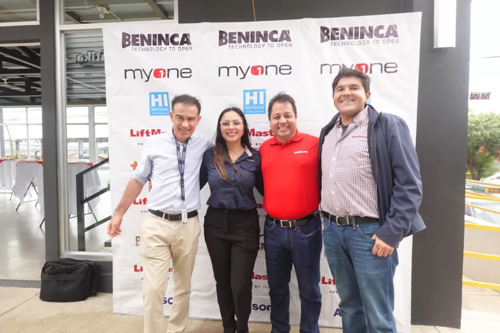 Durante la apertura de la tienda Automátika Cartago nos acompañaron los fabricantes de LiftMaster